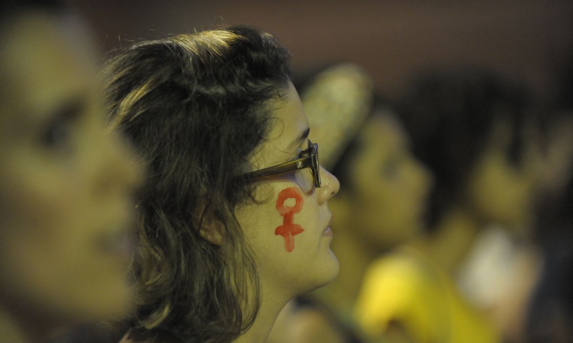 Bancada feminina tira do “mofo” projetos sobre direitos da mulher
