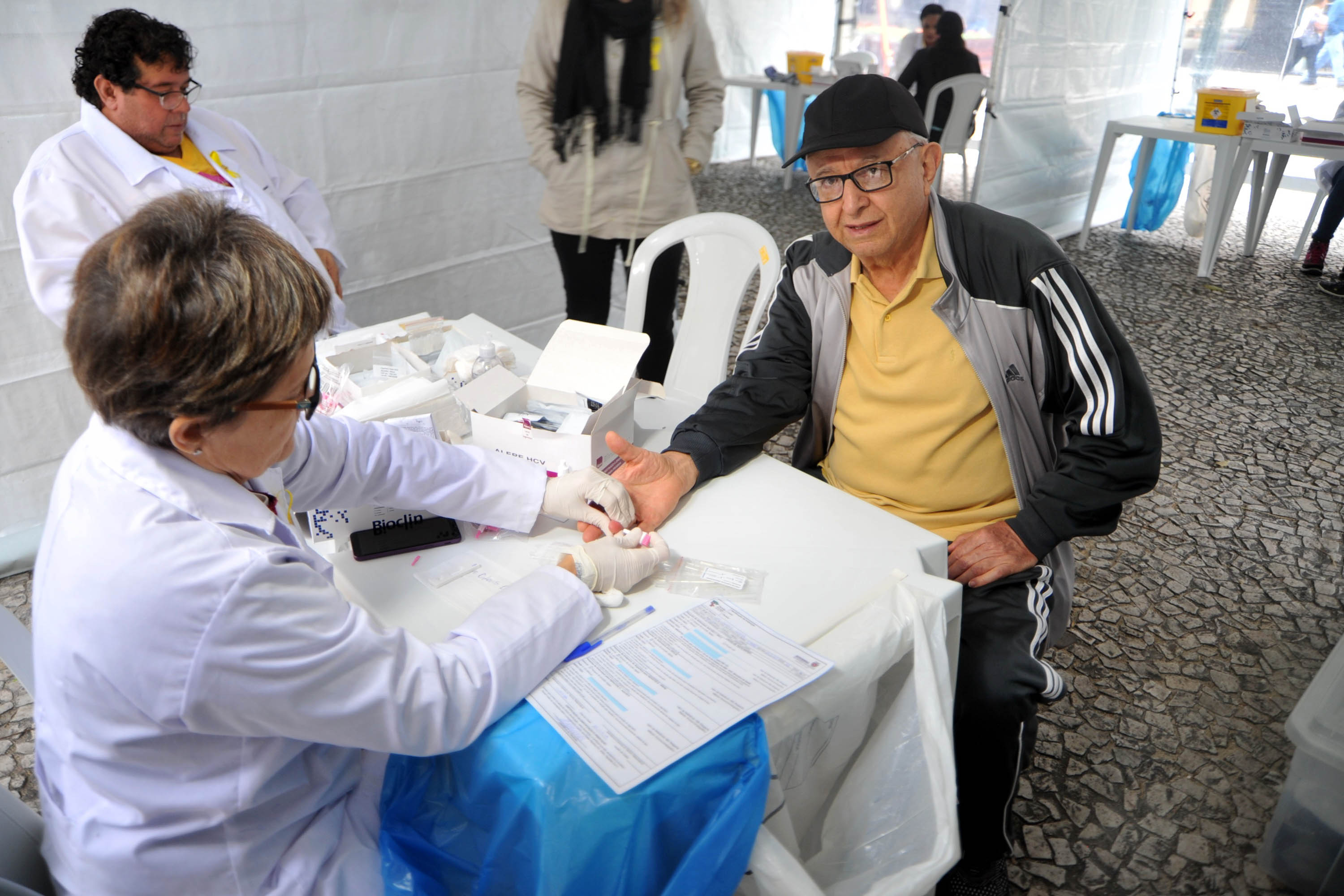 Pessoas têm chance de fazer testes rápidos e gratuitos de hepatite em Curitiba