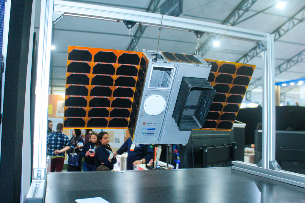 Com tecnologia brasileira, Visiona Espacial apresenta nanossatélite em reunião de cientistas