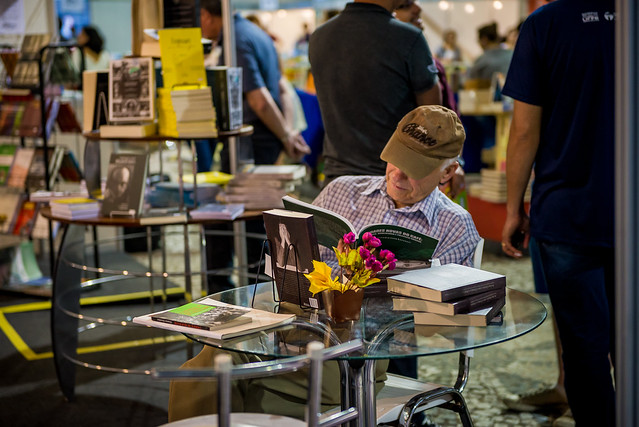 Feirão de livros da UFPR tem 4 mil títulos e descontos que começam em 40%