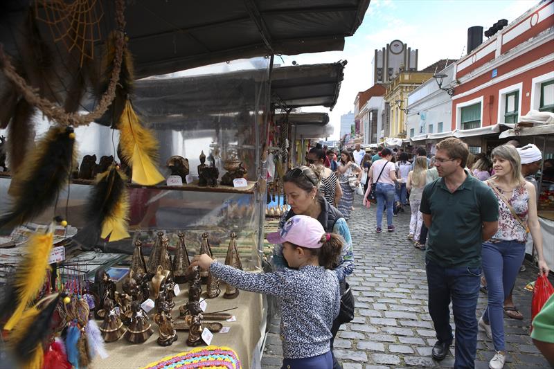 Artesãos estão insatisfeitos com nova modelagem das barracas da feira do Largo da Ordem