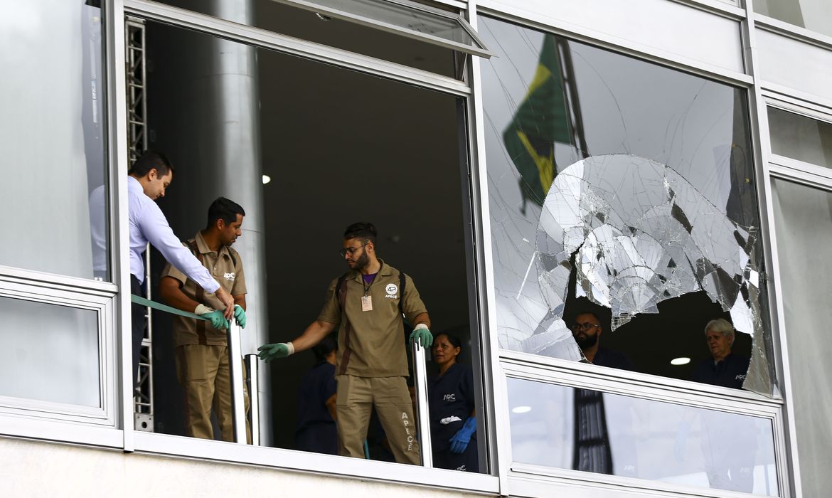 PRF diz que 33 ônibus saíram do Paraná para atos golpistas em Brasília