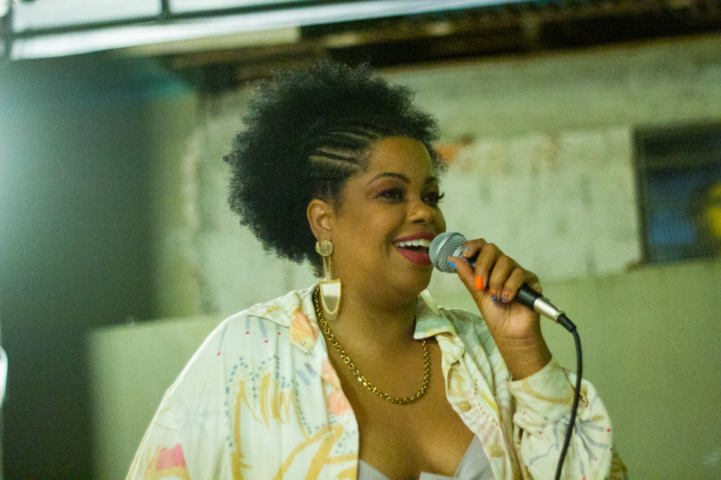 Ao som de Janine Mathias, jantar do Plural lota a Petrisserie