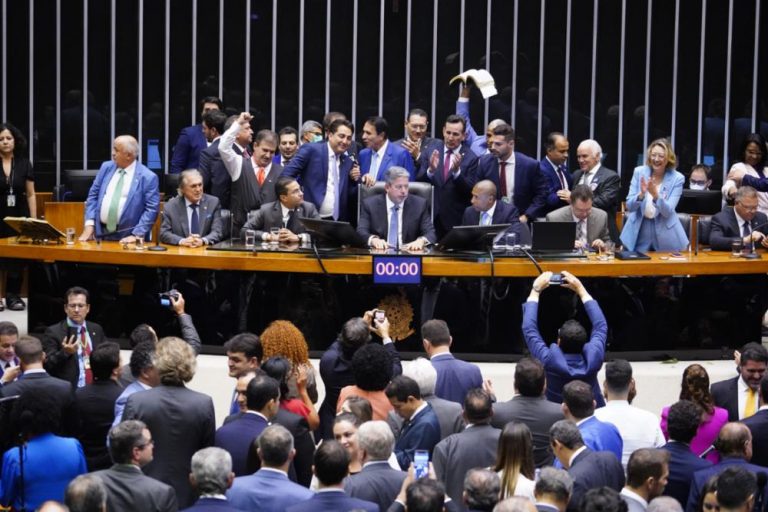 Deputados federais do PR tomam posse, mas quatro sairão para assumir outros cargos