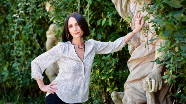 Lisa Ginzburg investiga os papéis da mulher com o livro "Cara paz"