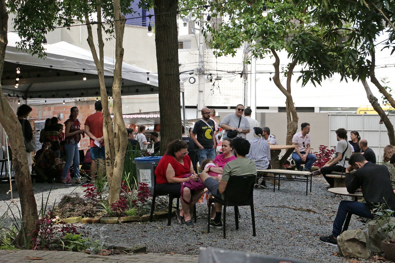 Feira Ruído Analógico reúne fãs de discos de vinil na Alfaiataria