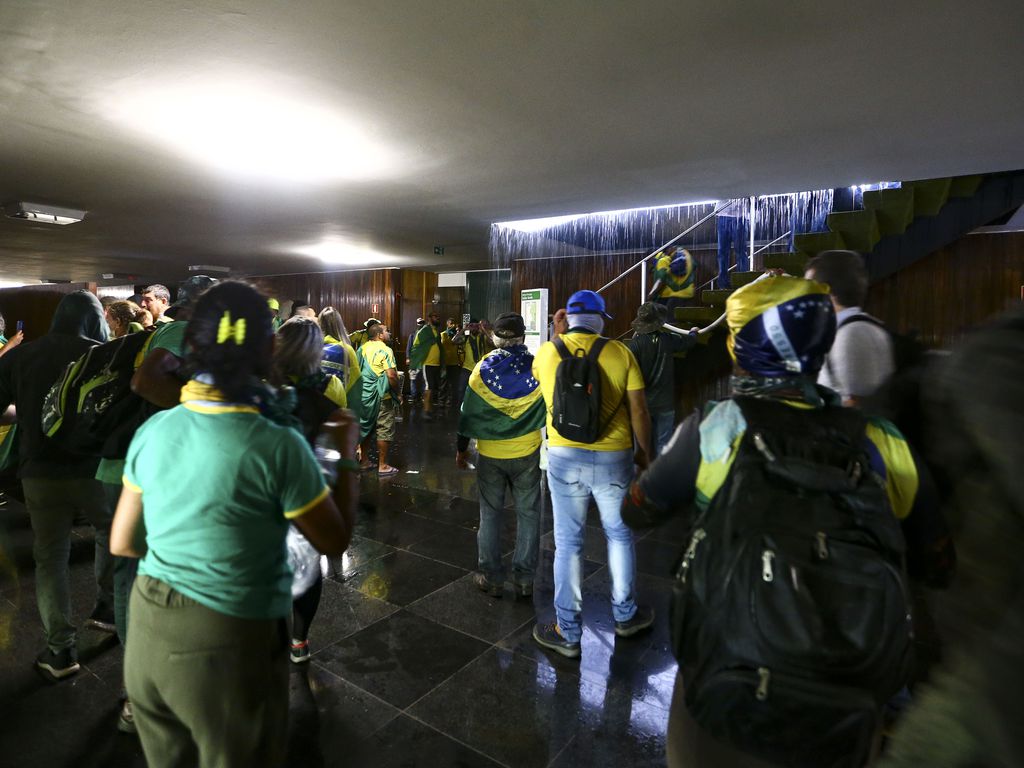 Silêncio e cobrança marcam reação de vereadores a atos de terrorismo em Brasília