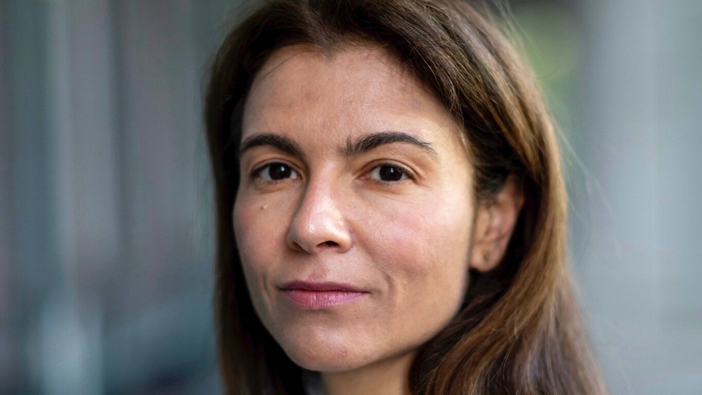 Martha Batalha escreve sobre o país do desencanto com humor e afeto