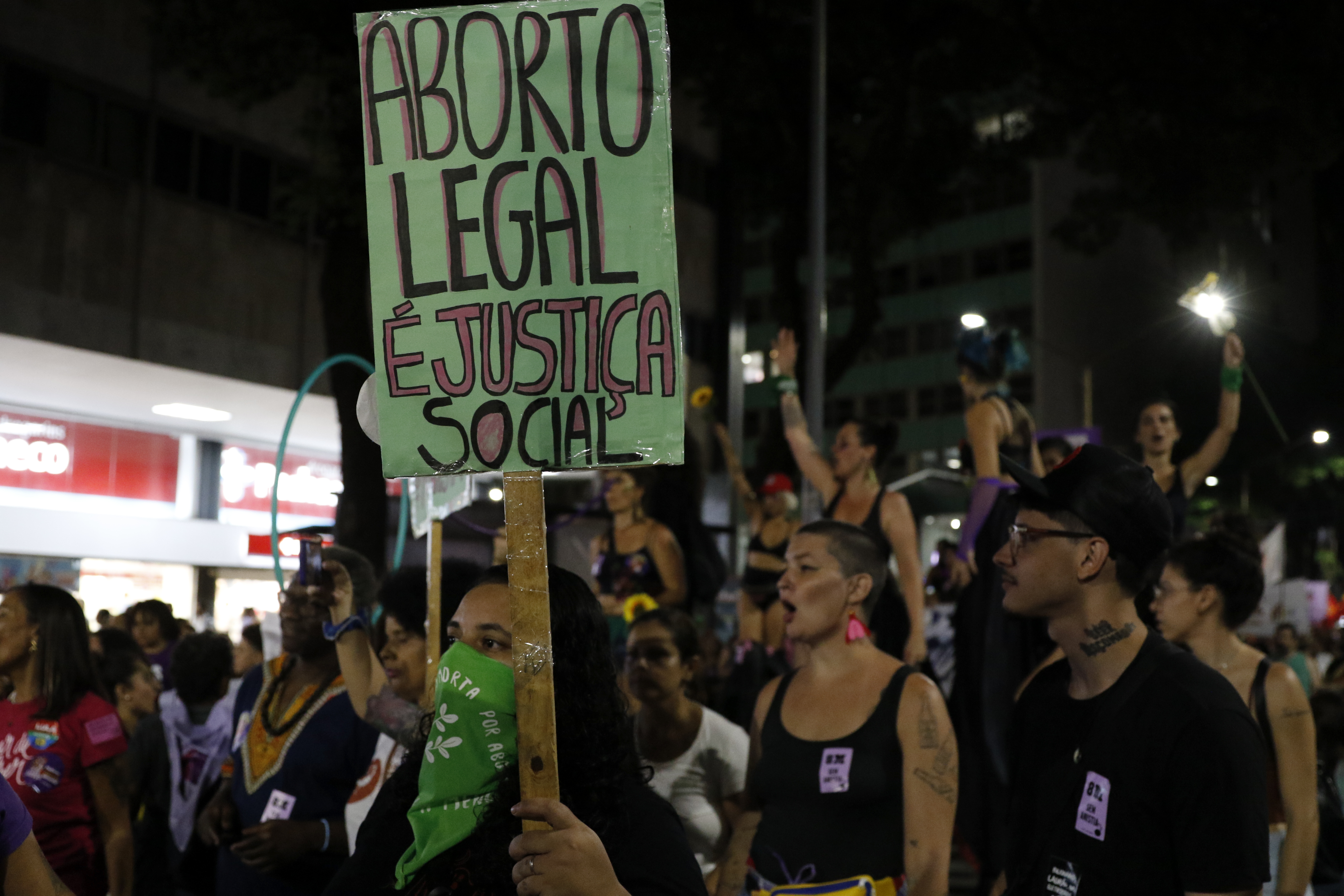 Aborto legal no Brasil: mulheres enfrentam barreiras para interromper a gravidez