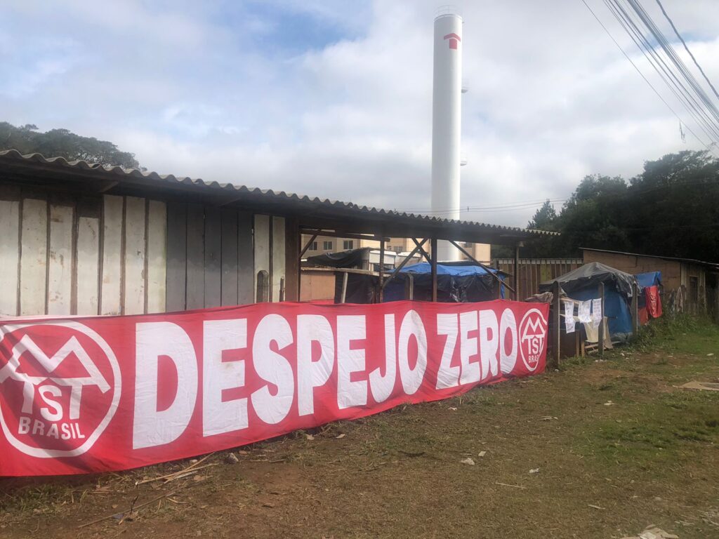 frente da ocupação com faixa "despejo zero"