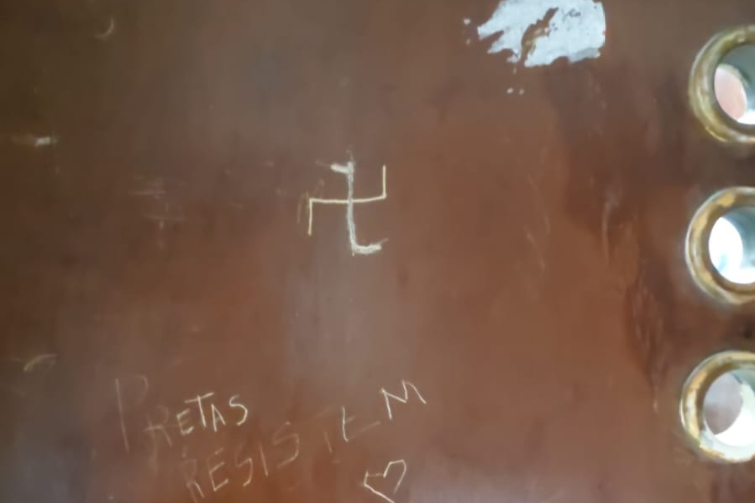 Casa da Estudante tem suástica; cartazes contra racismo foram rasgados