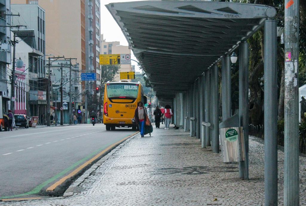 Projeto de lei prevê instalação de bancos nos pontos de ônibus de Curitiba