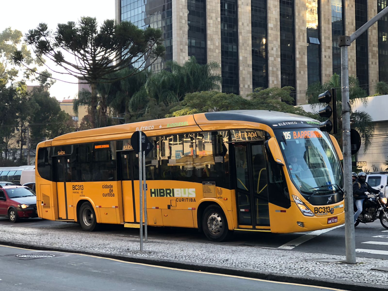 Abaixo-assinado e projetos de Lei na Câmara para atenuar preço da passagem