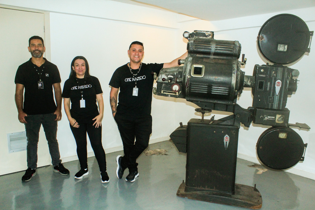 Conheça o trio de projecionistas que cuida dos filmes no Cine Passeio
