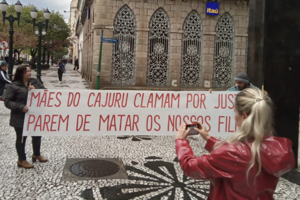 Famílias de pessoas mortas pela PM fazem protesto em Curitiba