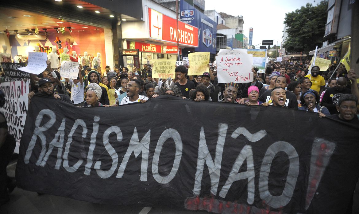 Curitiba instaura um inquérito por preconceito racial por semana