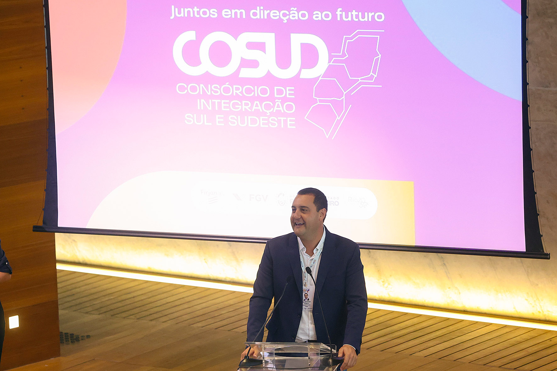 Ratinho Jr. veta transporte gratuito para gestantes de baixa renda