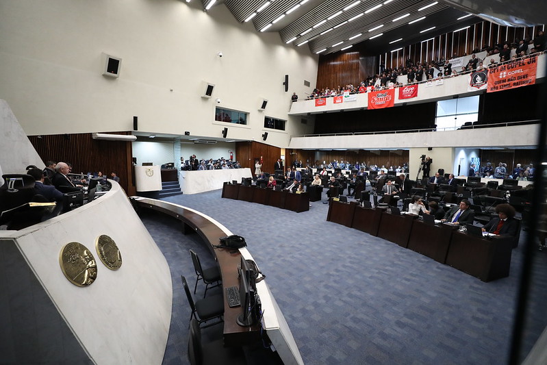 Assembleia define reajuste de 5,79% a servidores do Paraná