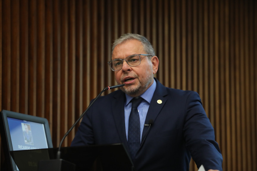 Deputado Ricardo Arruda é suspeito de cobrar propina para defender PMs banidos