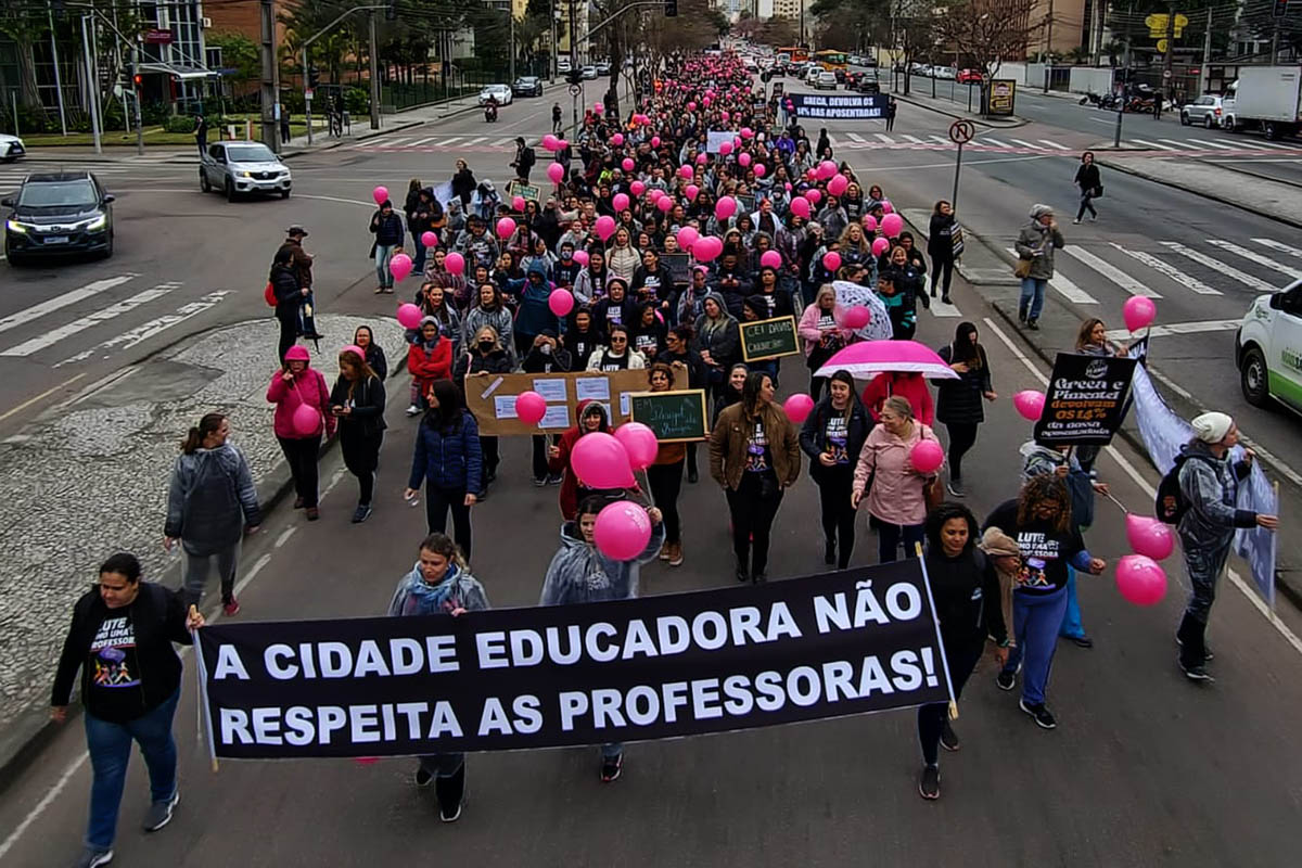 Sob Greca, salários de professores acumulam 14% de defasagem
