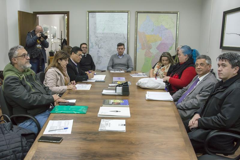 Professores fazem greve contra plano de carreira proposto por Greca