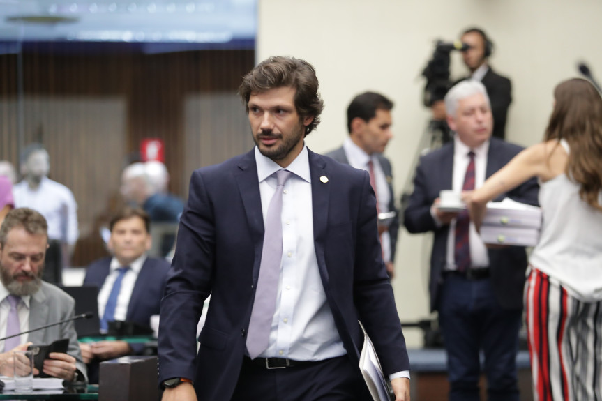 Com apoio de Ratinho, armamentista Tiago Amaral fica com CCJ da Assembleia
