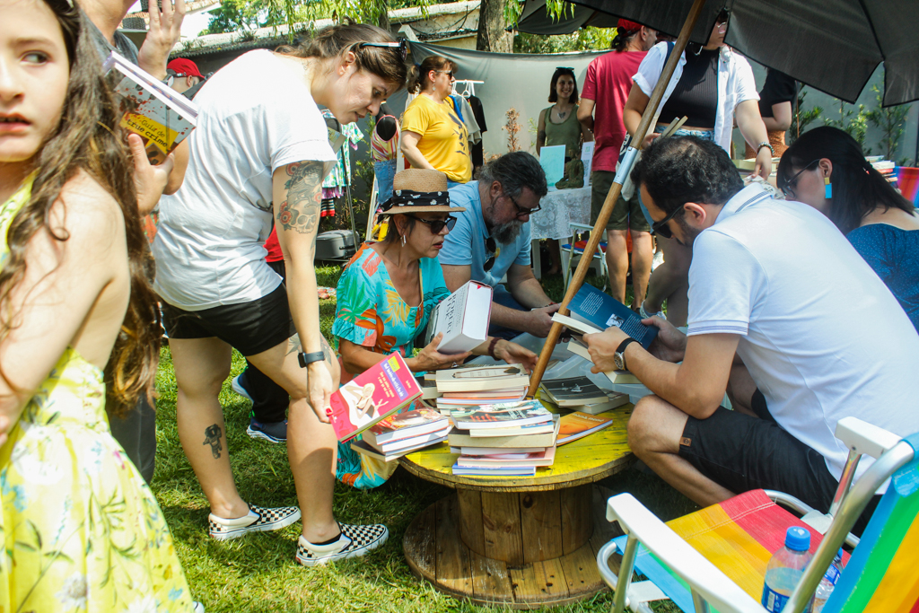 Plural faz feira de troca de livros neste sábado
