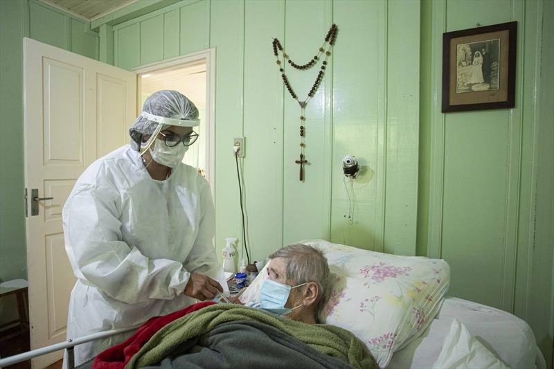 Vacina bivalente começa em Curitiba, mas só para idosos acamados e indígenas