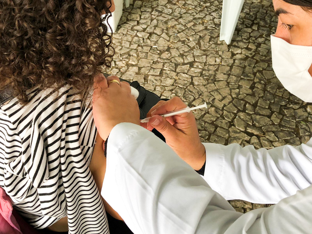 Servidora da prefeitura que tomou 2 vacinas contra a covid-19 no mesmo dia é readmitida