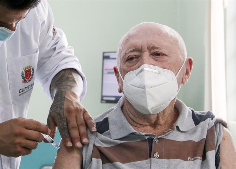 Quem tem 70 anos já pode tomar vacina bivalente da Covid em Curitiba